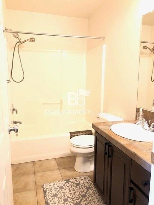 Building Photo - Updated Beaverton Townhome Close to Nike! Private Yard/Patio