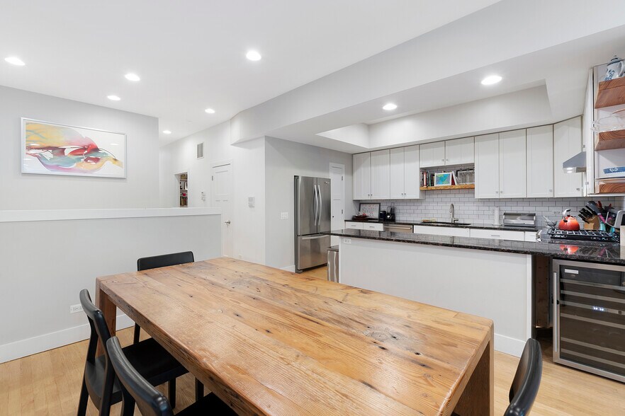 Building Photo - 4532 N Damen Ave