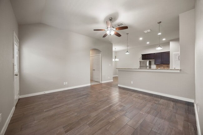 Building Photo - Beautiful 3 Bedroom Duplex Located in New ...