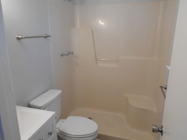 Building Photo - 806 Meadow Ln