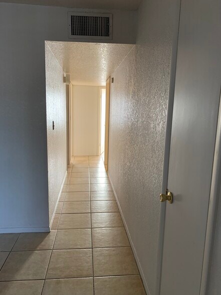 Building Photo - 2446 S High View Cir