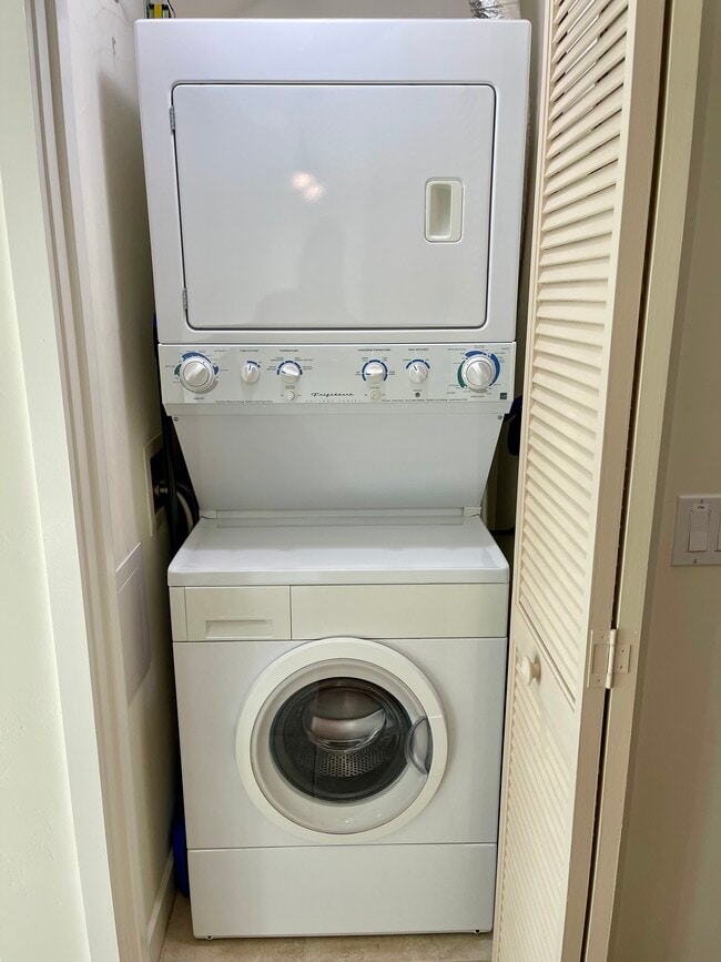 Building Photo - 1080 Park Blvd