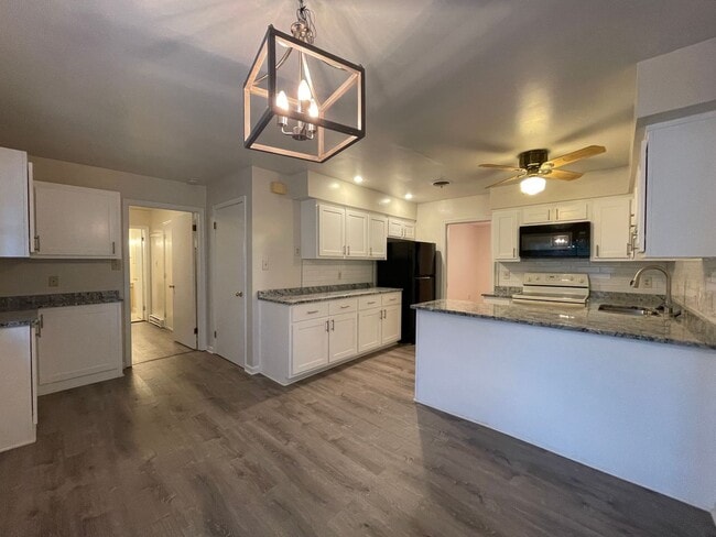 Building Photo - Waterfront Ranch Home - Excellent School Z...