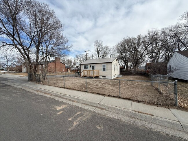 Building Photo - 415 S 1st St