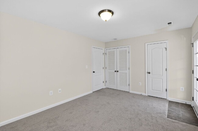 Building Photo - Welcome to a gorgeous end unit townhouse, located in the Heather Hills community.