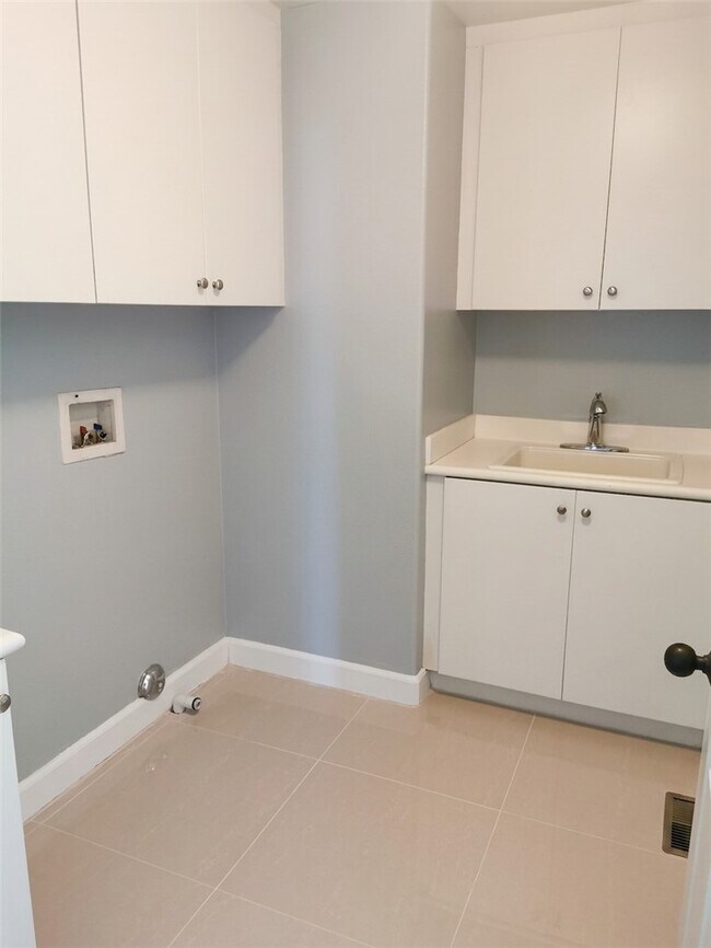 Building Photo - 1318 Swan Loop S