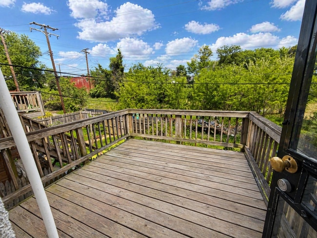 Building Photo - Home with Modern Kitchen, Finished Basement & Backyard Deck