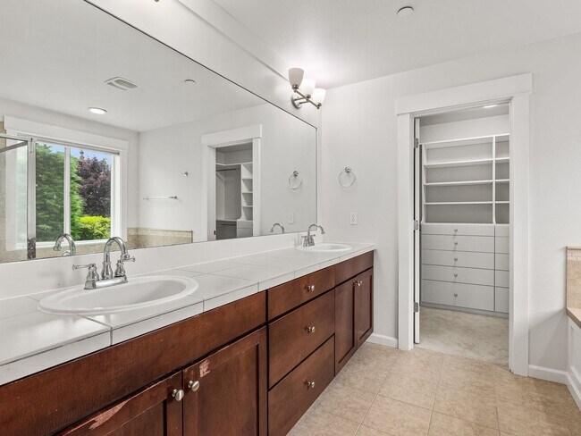 Building Photo - Spacious 4Bd Redmond Home