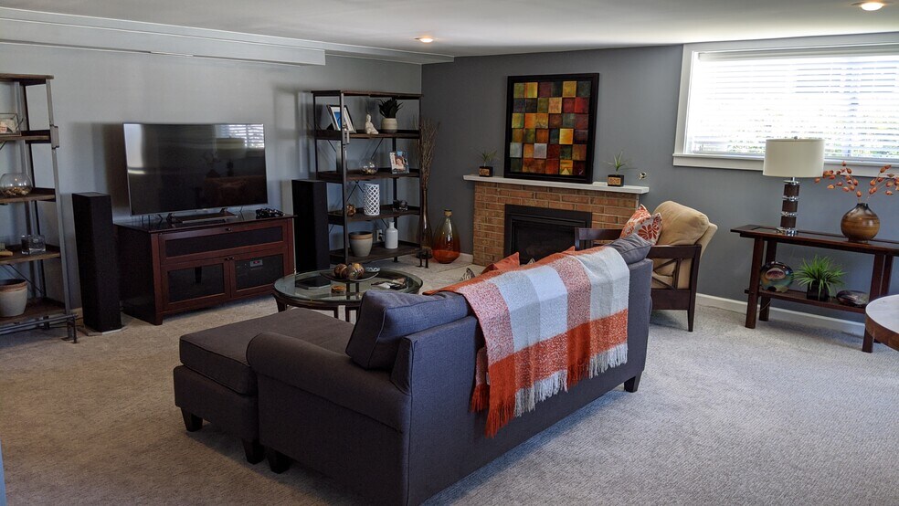 Den/Theater - 1412 SW 130th St