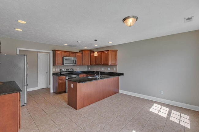 Building Photo - Large 3 bedroom with BONUS room!