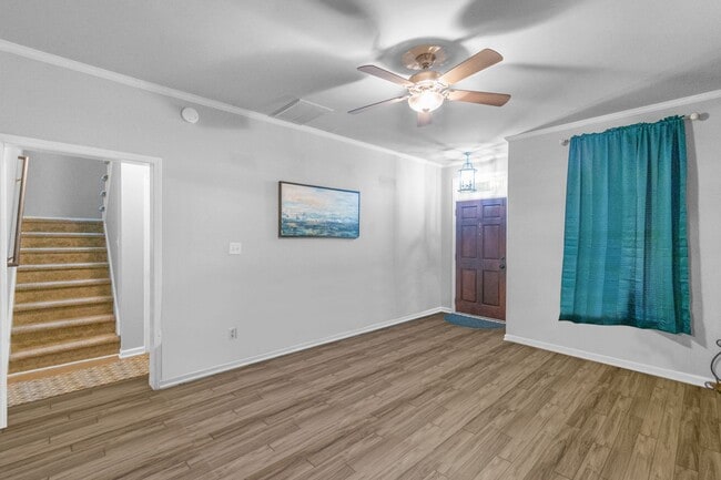 Building Photo - Beautifully Upgraded Furnished 3-Bedroom H...