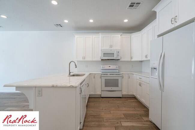 Building Photo - 3 Bedroom, 2.5 Bathroom Townhome in Ivins City