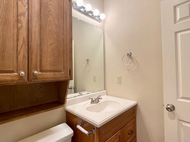 Building Photo - Central/UT 2/2 Apartments PRELEASE 8/15/2025