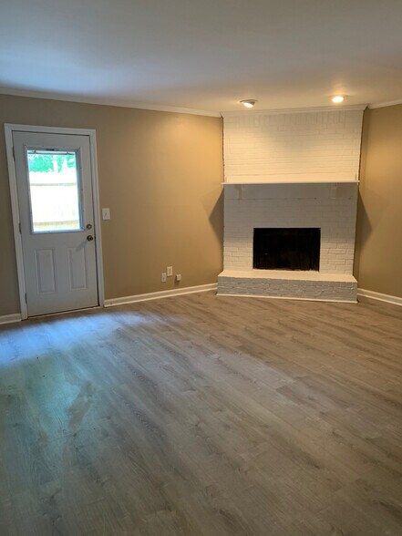 Building Photo - Room in Townhome on Patterson Cir