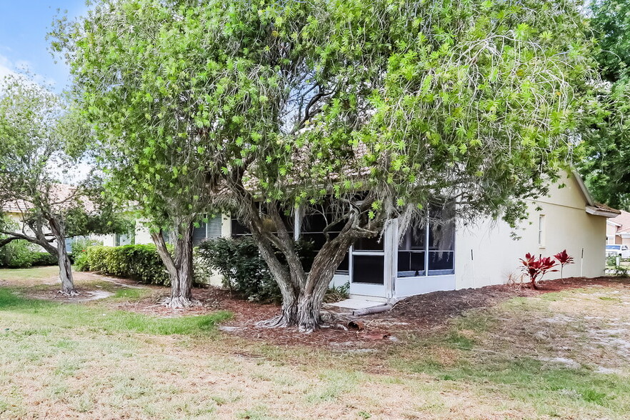 Building Photo - 6615 Oakbrooke Cir