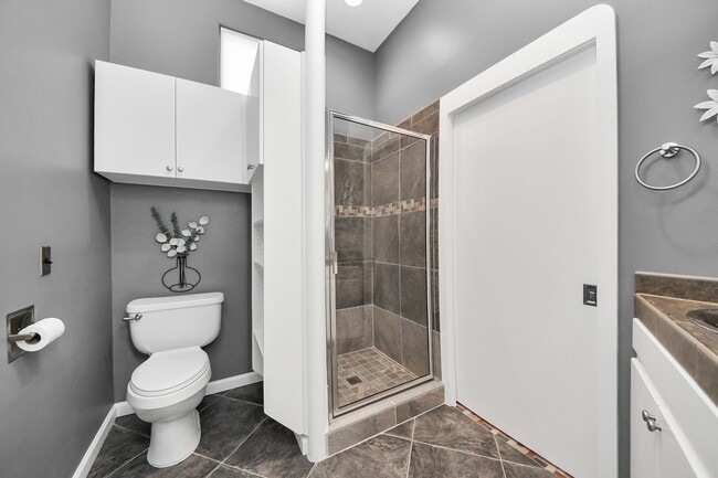 Building Photo - 832 W 27th St