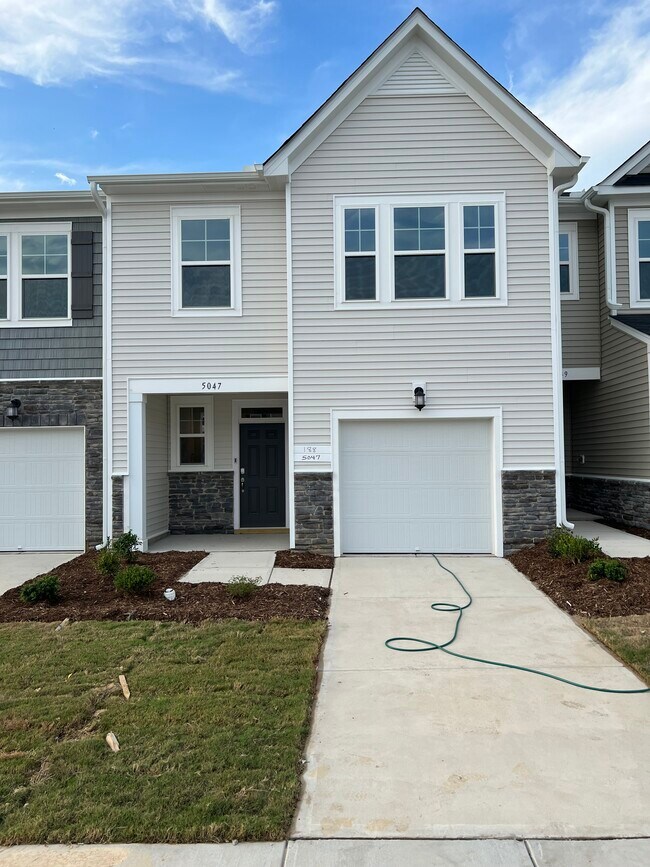 Primary Photo - 5047 Kota St