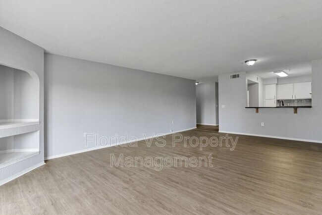 Building Photo - 13929 Fairway Island Dr