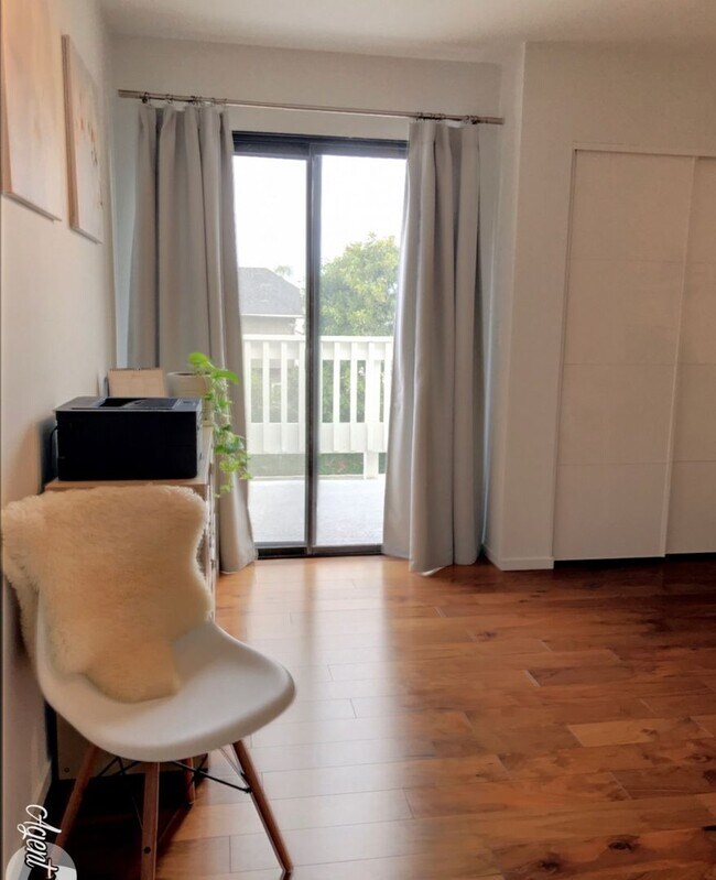 Building Photo - Rare 3 bed 2 bath Townhome available now.