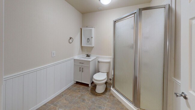 Building Photo - 3 Bedroom 2 Bath with Garage Available NOW!! Animal friendly!