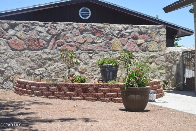 Building Photo - 9208 Shaver Dr