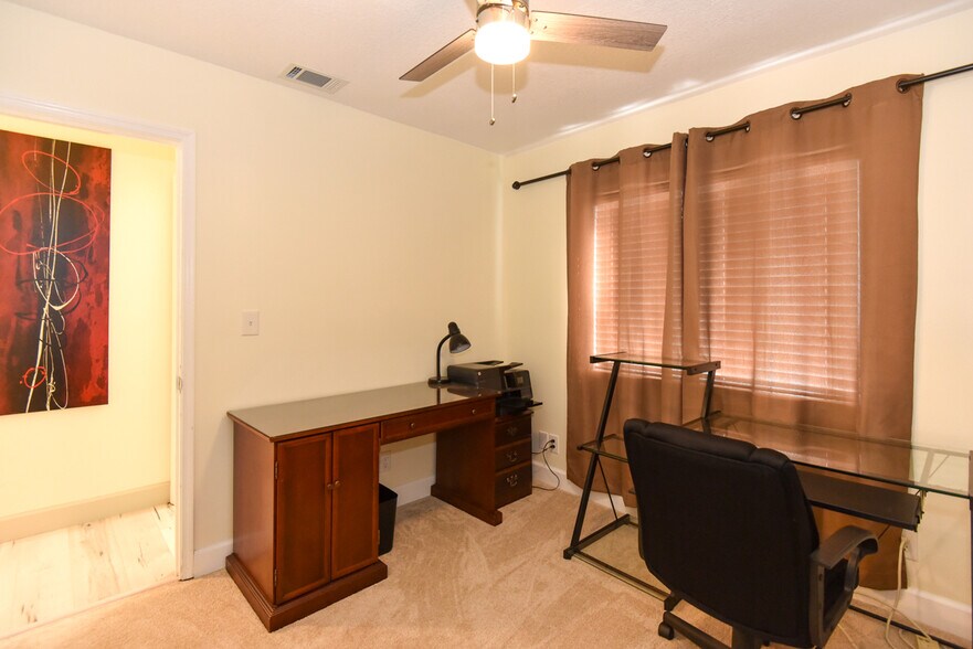 Building Photo - 213 Riverbend Rd