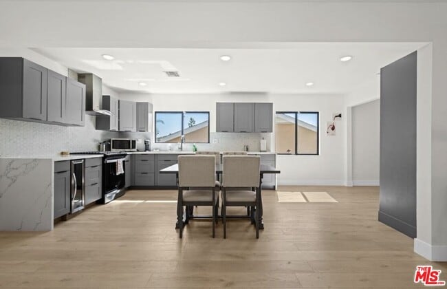 Building Photo - 2617 S Beverly Dr