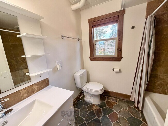 Building Photo - 702 College Dr
