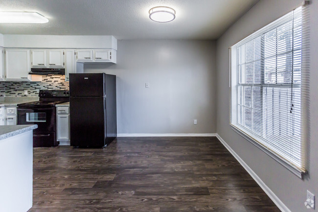 4 BR, 2.5 BA - 1800 SF - Dining Area - Emerald Square