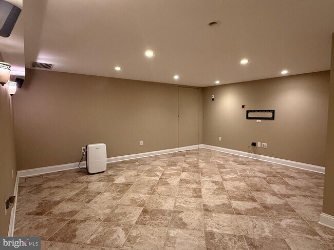 Building Photo - 447 Cardigan Terrace