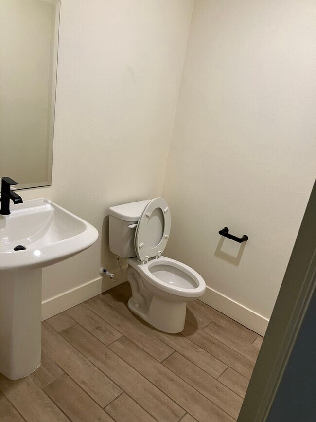 Building Photo - 5 bedroom 3 1/2 bath house in gated commun...