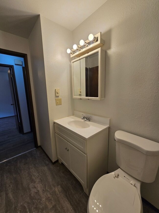 Building Photo - 1818 W 5th St