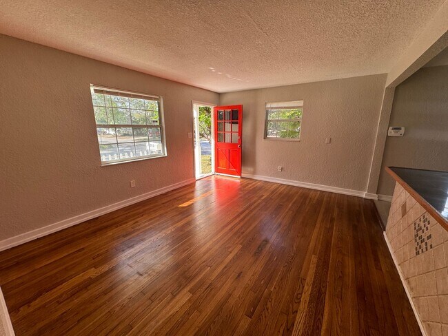 Building Photo - Fenced in four bedroom house near beautiful Gulfport