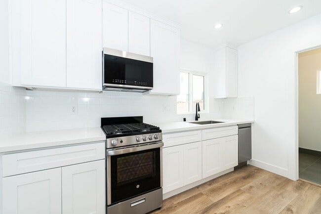 Building Photo - 7020 Schroll St