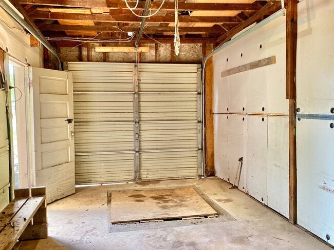 Building Photo - 3 bed 1 bath, garage, quiet street