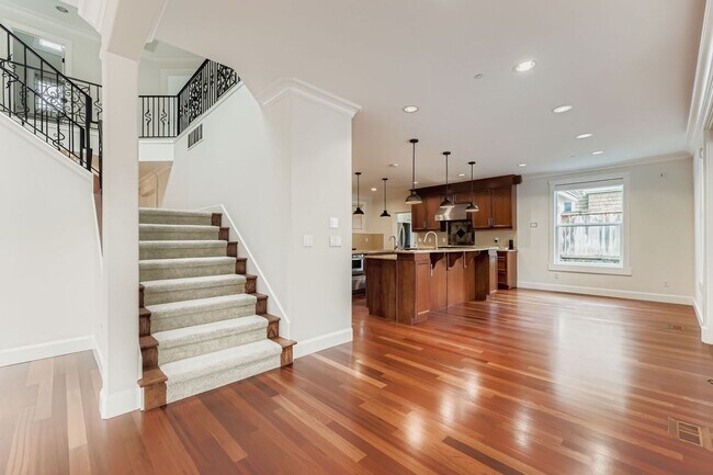 Building Photo - Stunning 5bed/5bath + Office in Prime Kirk...