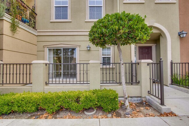 Building Photo - Modern Communication Hill Townhome | Panoramic Mountain Views