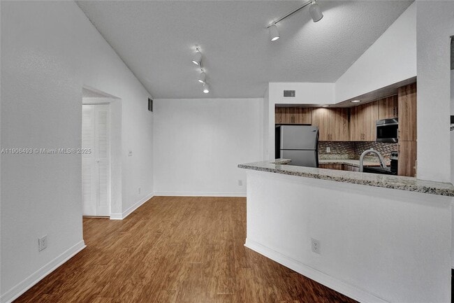 Building Photo - 417 Vista Isles Dr