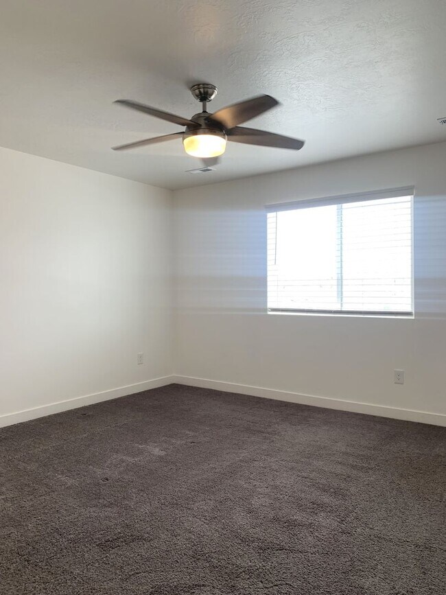 Building Photo - Move In & Get 2 Weeks Free! 3 Bed 2.5 Bath Townhome in West Haven