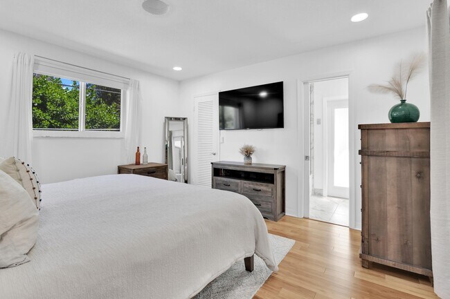 Building Photo - 798 E Boca Raton Rd