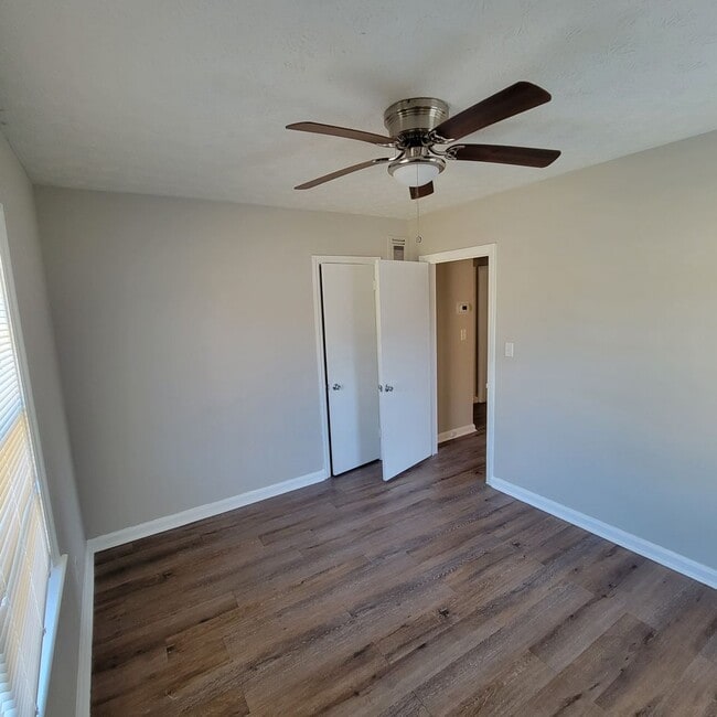 Building Photo - Roomy Cute Brick Ranch