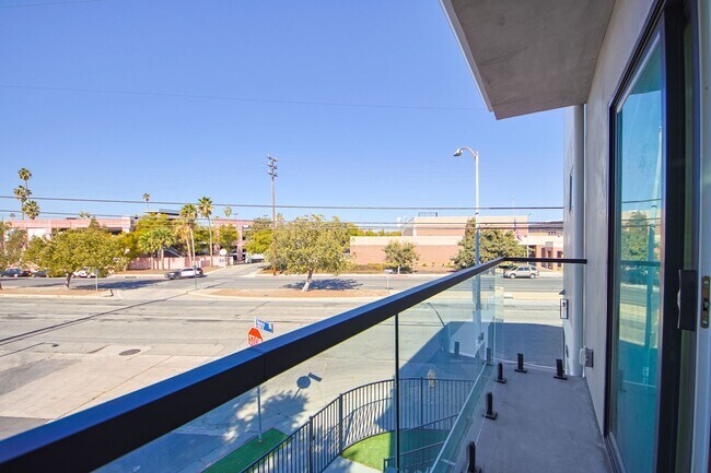 Building Photo - 1638 S Longwood Ave