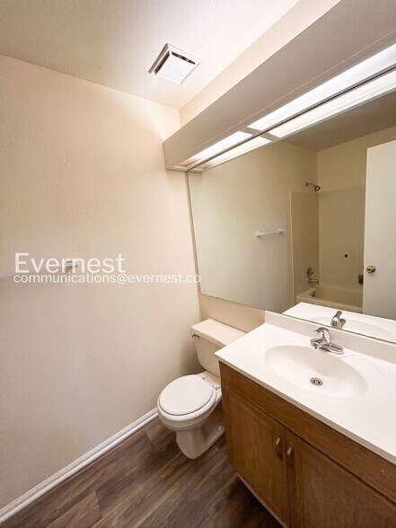 Building Photo - 2702 Dickens Dr