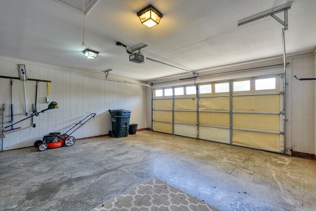 Building Photo - 210 Rivermill Ct
