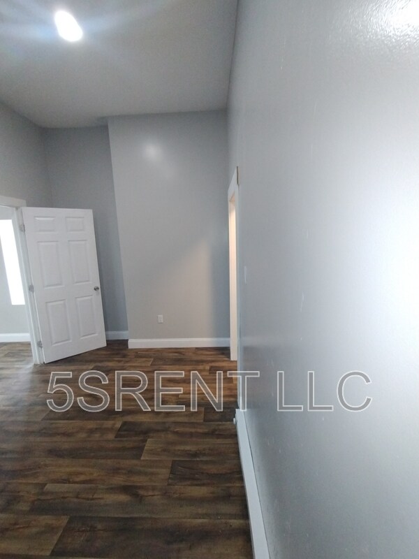 Building Photo - 22 E Main St