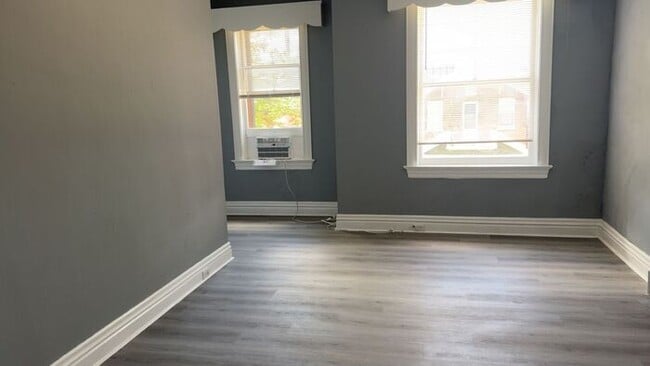 Building Photo - Beautiful renovated apartment with a ton of space!