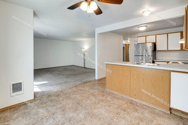 Building Photo - Spacious Pet-Friendly Ground Level Unit w/ Parking Included!