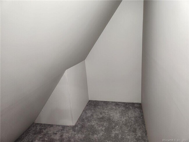 Building Photo - 11 Sherman Ln