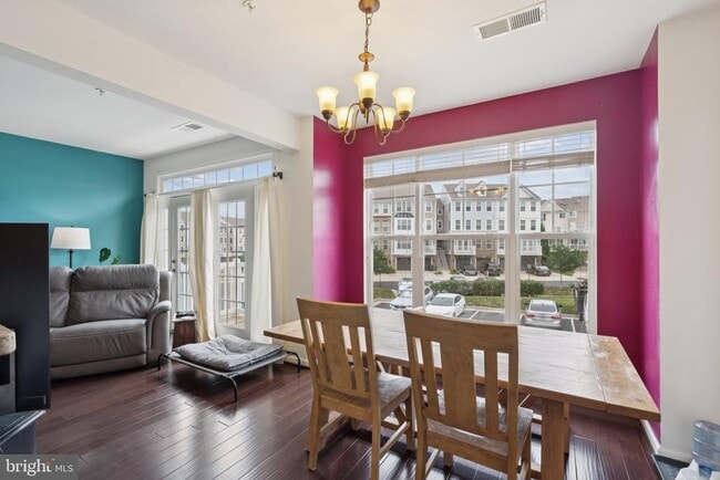Building Photo - 42227 Canary Grass Square