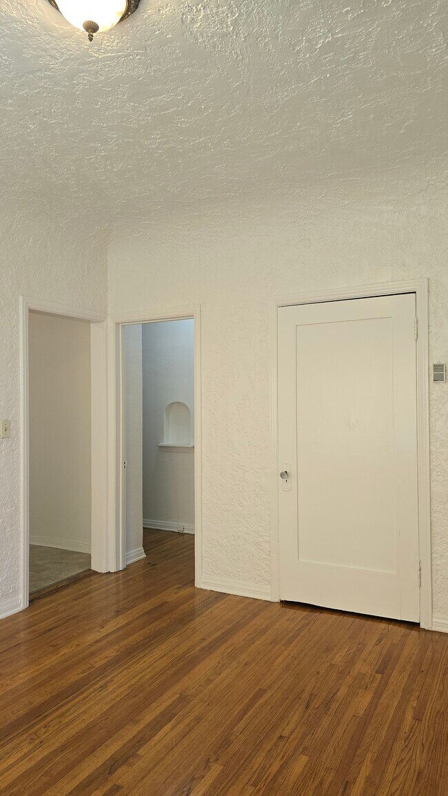 Building Photo - 2621 Wellington Rd